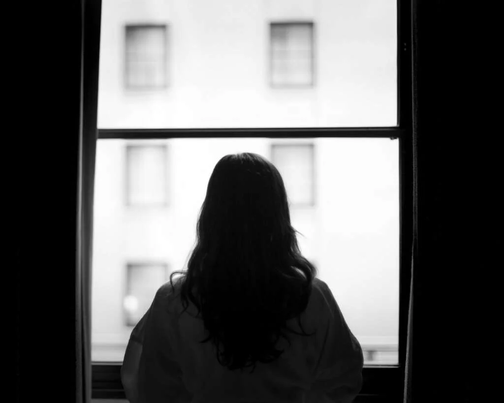 femme devant la fenêtre